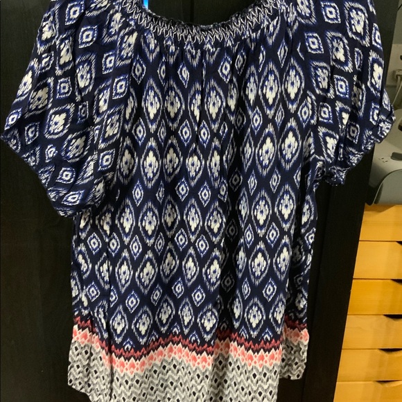 Ladies top - Picture 2 of 2